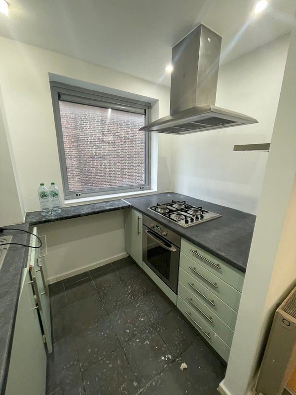 Modern double room available now ! BOW