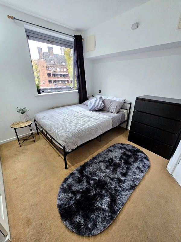 Modern double room available now ! BOW
