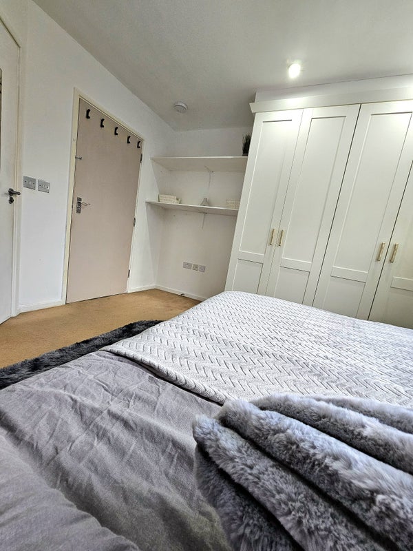 Modern double room available now ! BOW