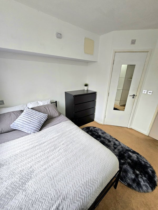 Modern double room available now ! BOW