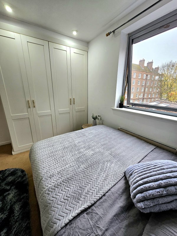 Modern double room available now ! BOW