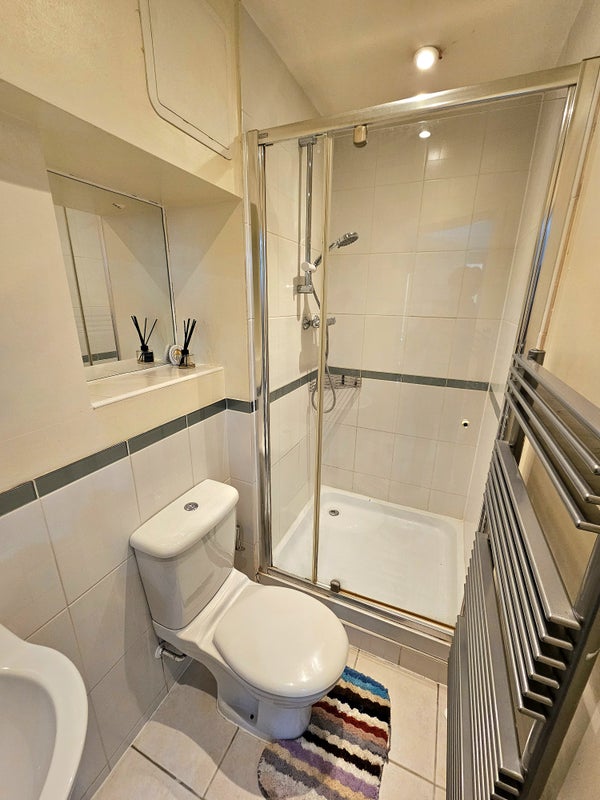 Modern double room available now ! BOW