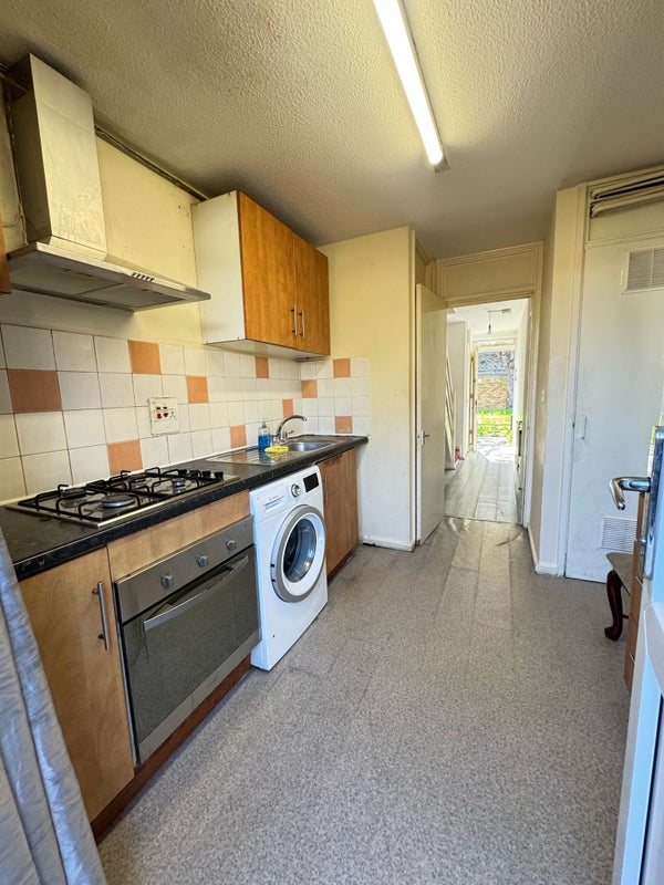 5 Lovely Bedrooms Located in the Hearts of E6