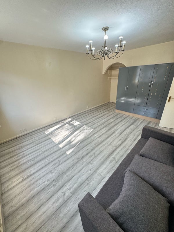 5 Lovely Bedrooms Located in the Hearts of E6