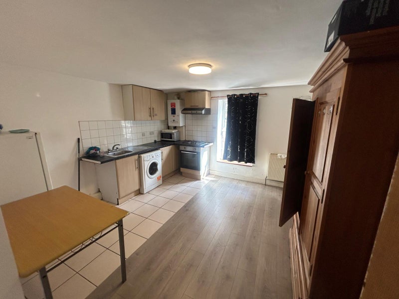 Modern 1 Bedroom Flat Located Near Westfield E15