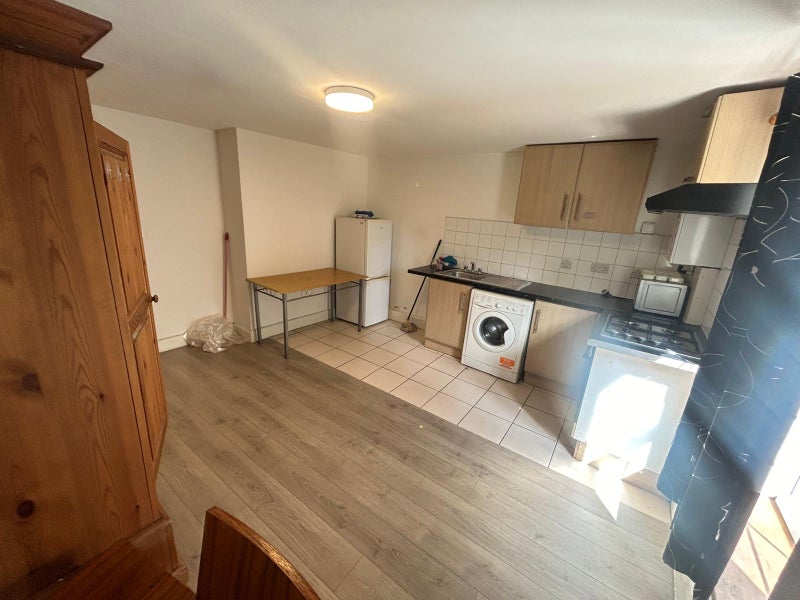 Modern 1 Bedroom Flat Located Near Westfield E15