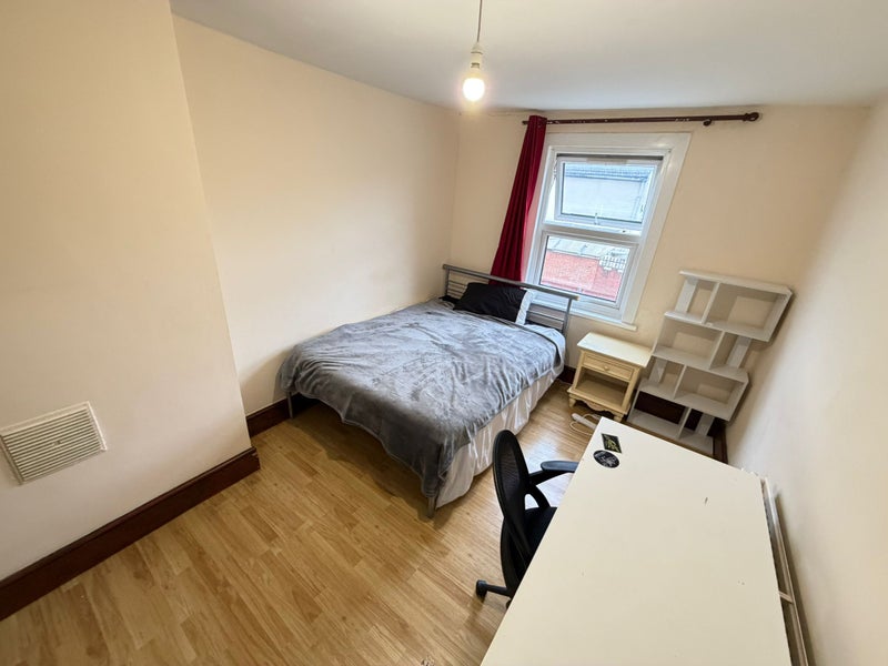 Double Bedroom Located in E15