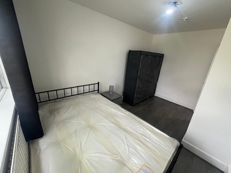 Spacious 2 Rooms Available Now in E14
