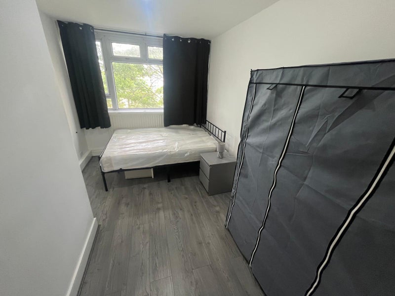 Spacious 2 Rooms Available Now in E14