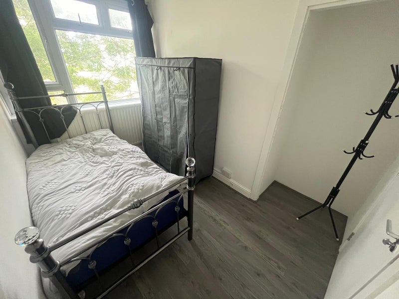 Spacious 2 Rooms Available Now in E14