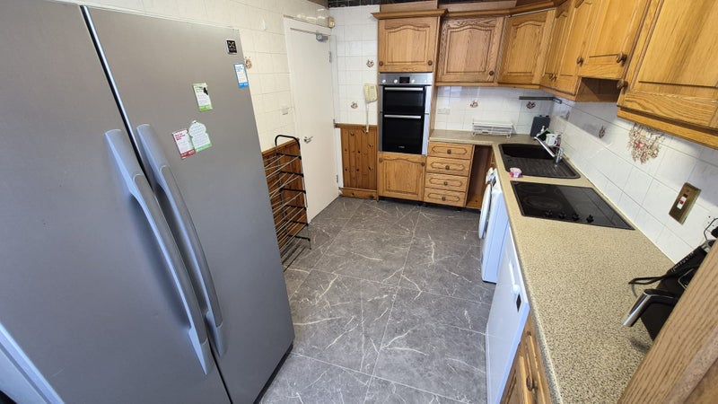 Spacious 2 Rooms Available Now in E14