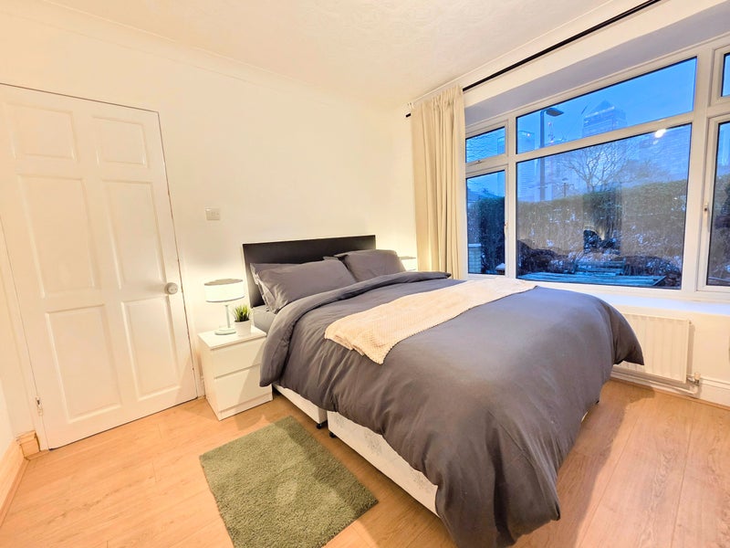 Stunning 5 Bedrooms Located Near Westferry E14
