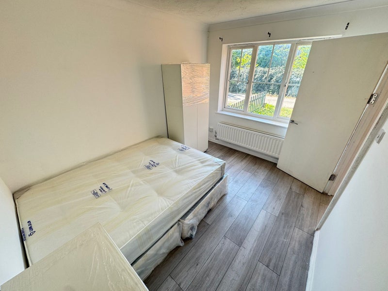 Modern Double Bedroom Located in Barking IG11