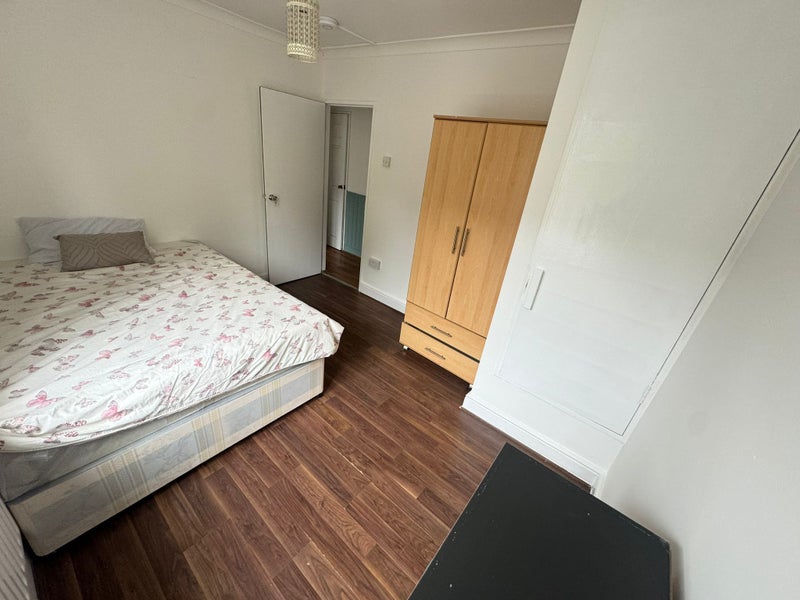 Double Bedroom Located in E14