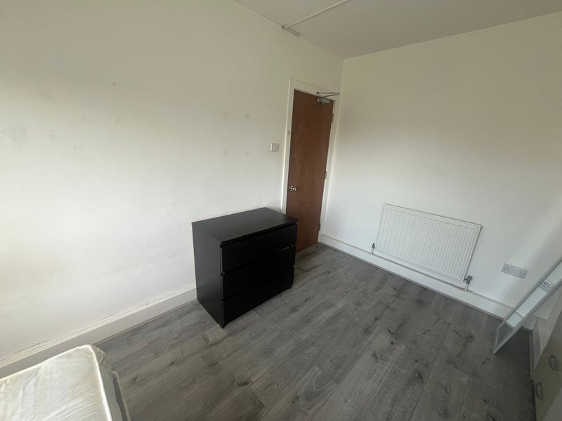 Lovely Double Bedroom Located in Devons Road E3
