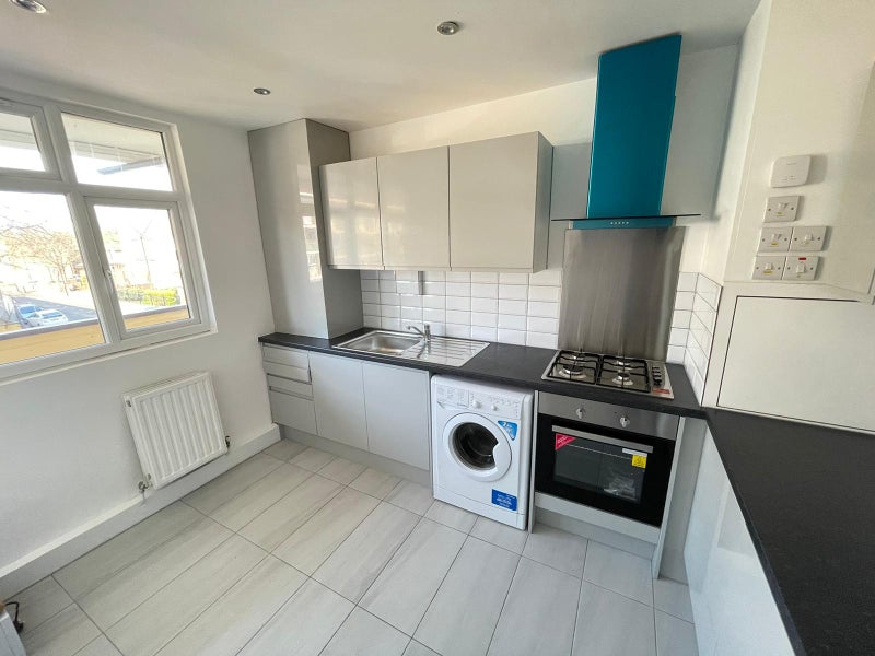Lovely Double Bedroom Located in Devons Road E3