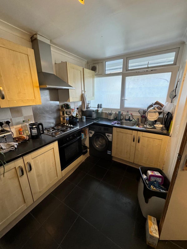 Large Double Bedroom Located in Mile End E3
