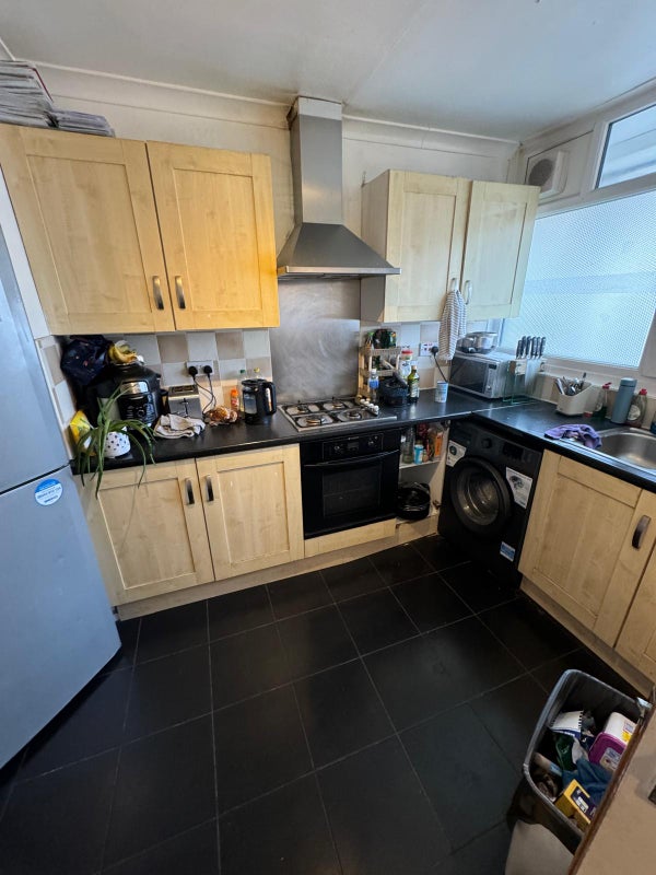 Large Double Bedroom Located in Mile End E3