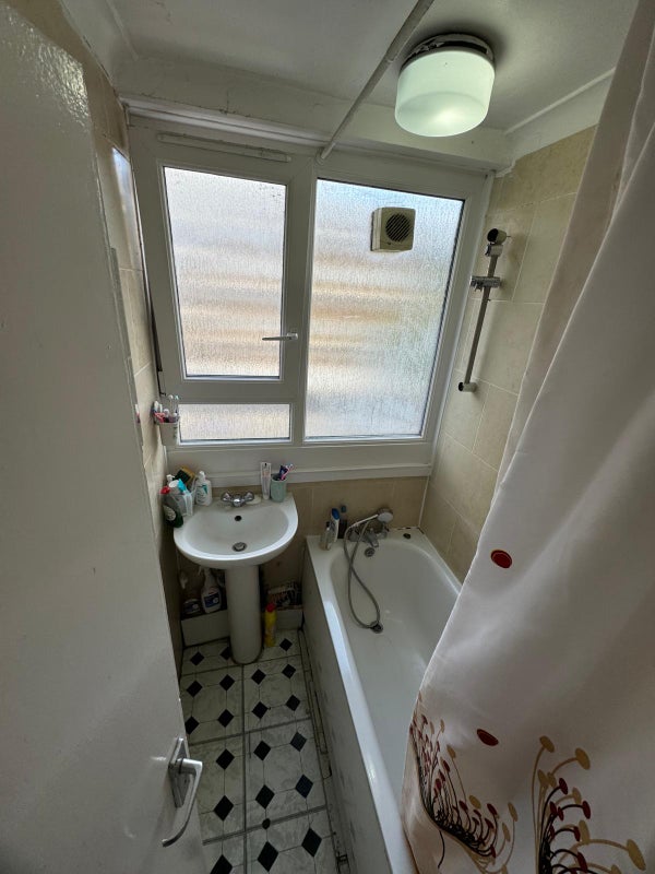 Large Double Bedroom Located in Mile End E3