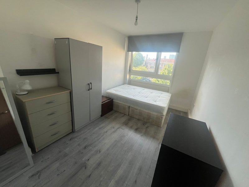 Lovely Double Bedroom Located in Devons Road E3
