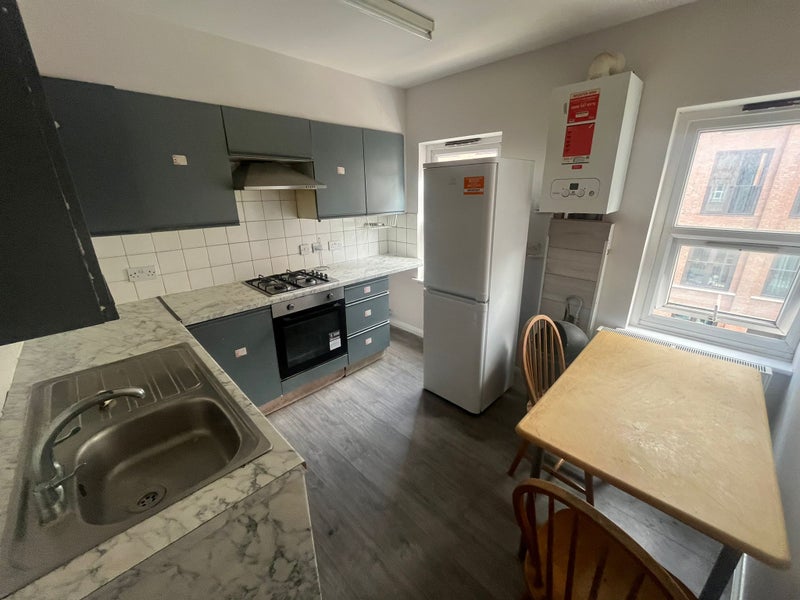 *Whitechapel 2/3 Bedroom Appartment Avail Now E1*