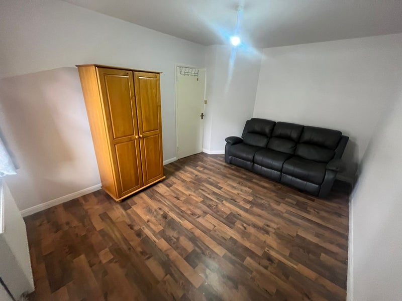 *Whitechapel 2/3 Bedroom Appartment Avail Now E1*