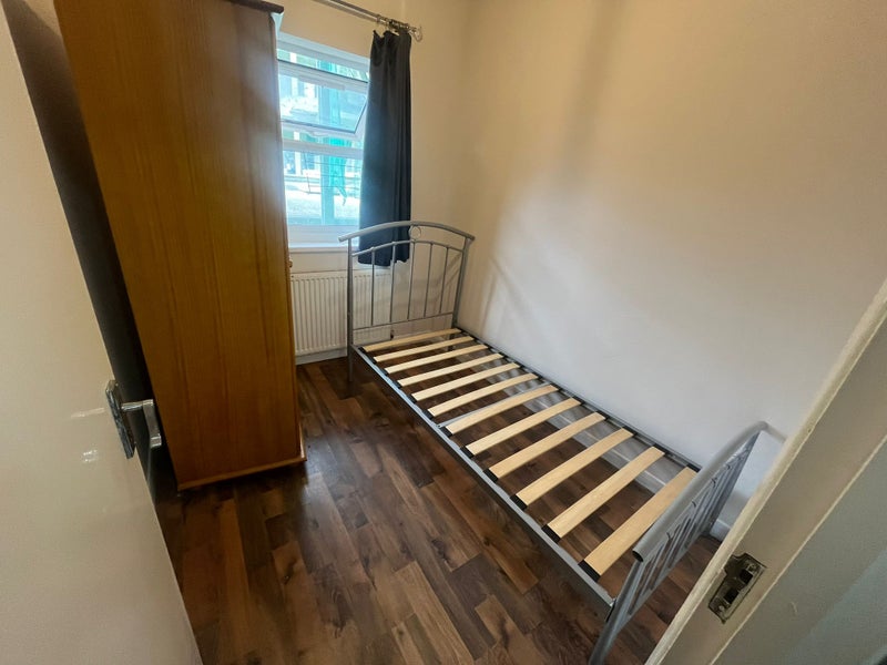 *Whitechapel 2/3 Bedroom Appartment Avail Now E1*