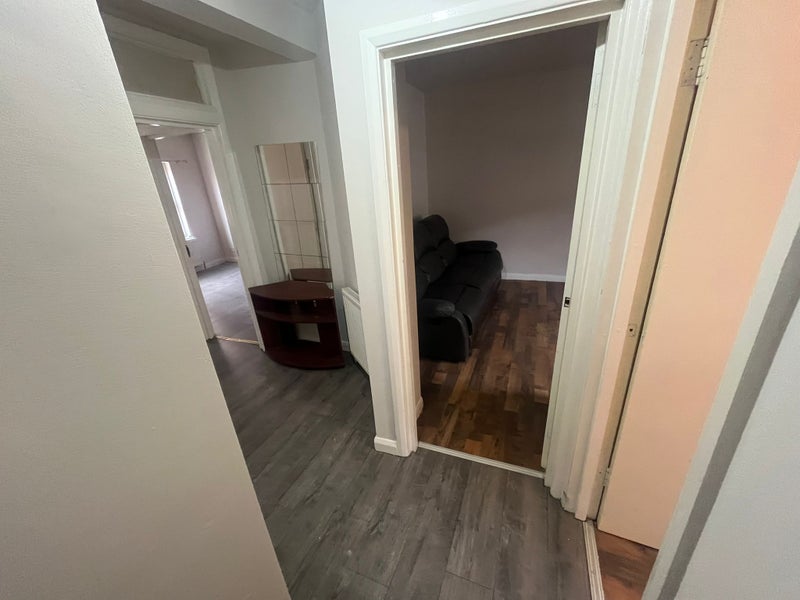*Whitechapel 2/3 Bedroom Appartment Avail Now E1*