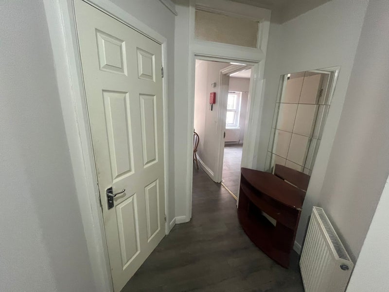 *Whitechapel 2/3 Bedroom Appartment Avail Now E1*