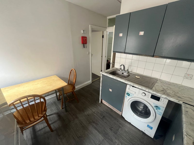 *Whitechapel 2/3 Bedroom Appartment Avail Now E1*