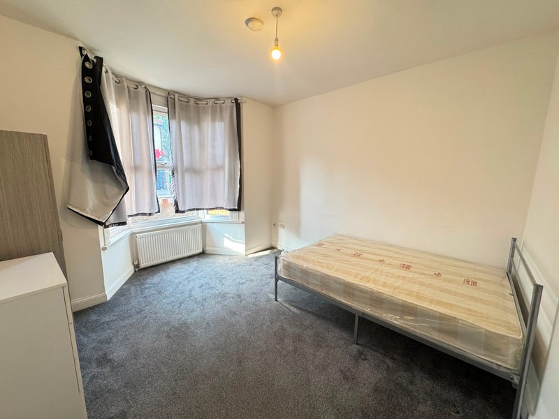 4 Stunning Modern Bedrooms Located in Grays RM17