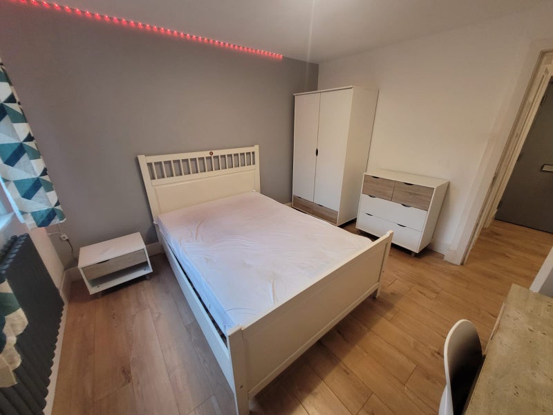 Large Double & Single Bedroom Located In Westferry