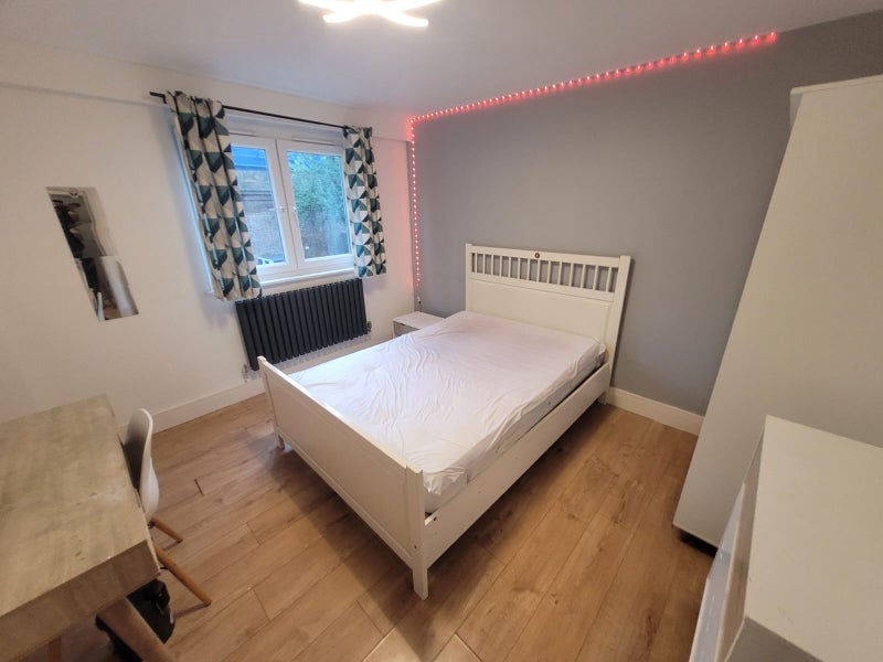 Large Double & Single Bedroom Located In Westferry