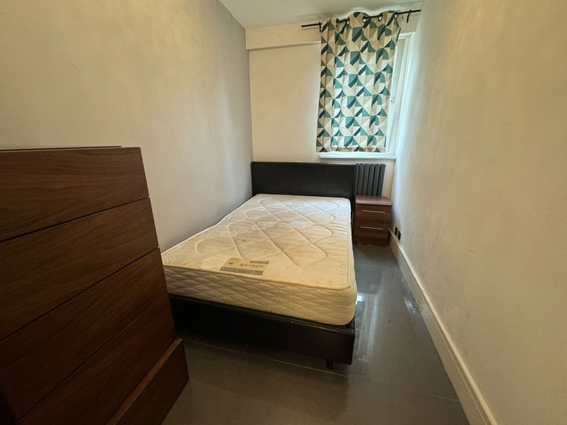 Large Double & Single Bedroom Located In Westferry