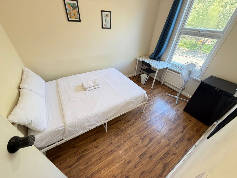 *Lovely Mile End Double Room Available Now E3*