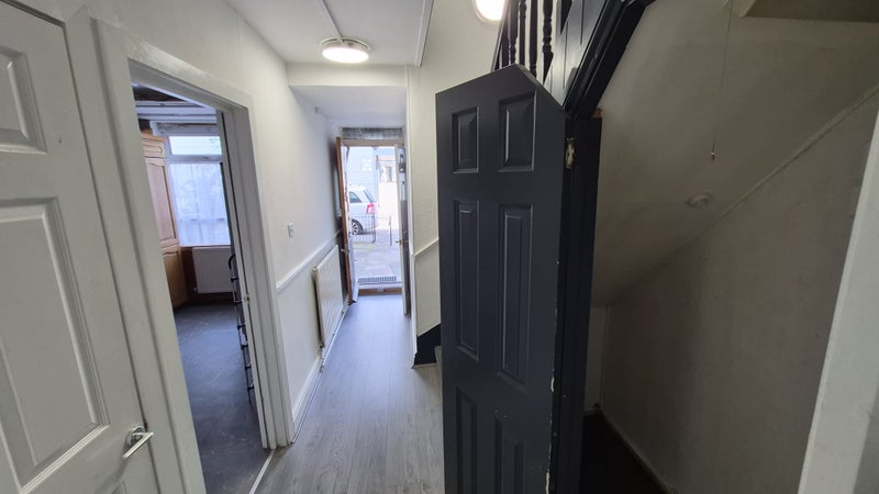 ***Spaciouse 3 Rooms Available Now in E14 6 ***