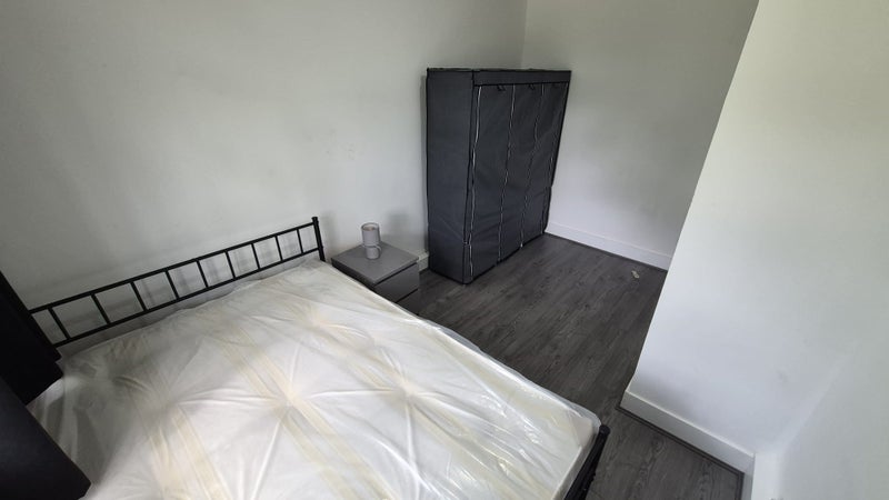 ***Spaciouse 3 Rooms Available Now in E14 6 ***