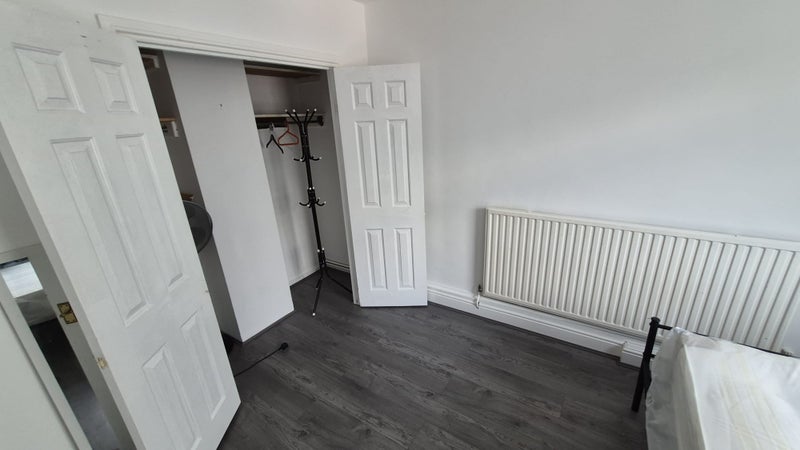 ***Spaciouse 3 Rooms Available Now in E14 6 ***