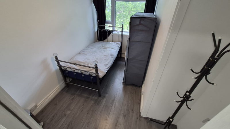 ***Spaciouse 3 Rooms Available Now in E14 6 ***