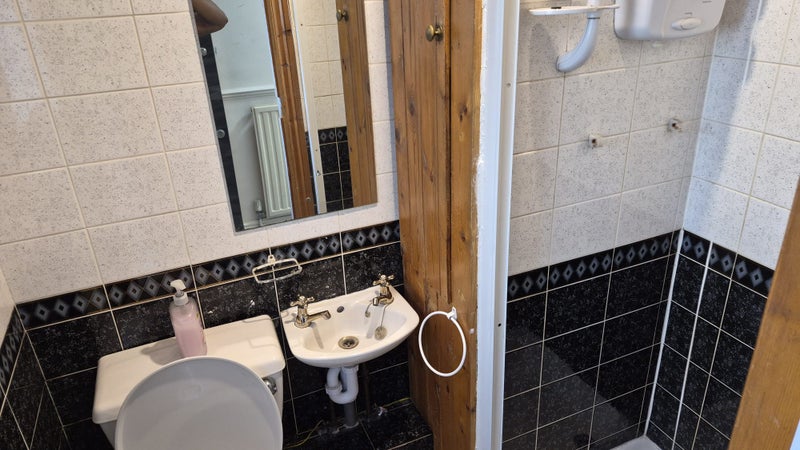 ***Spaciouse 3 Rooms Available Now in E14 6 ***