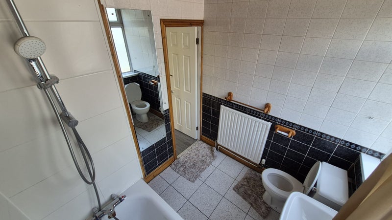 ***Spaciouse 3 Rooms Available Now in E14 6 ***