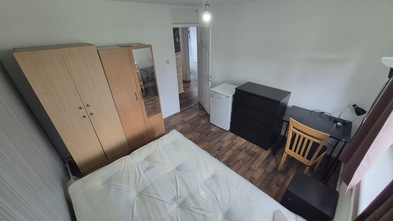 *Large 2 Doublerooms in a Clean Homely Flat in E3*