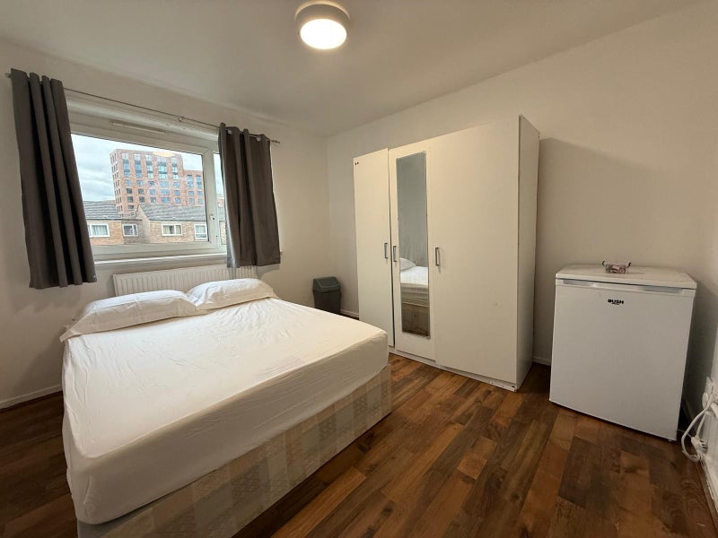 *Large 2 Doublerooms in a Clean Homely Flat in E3*