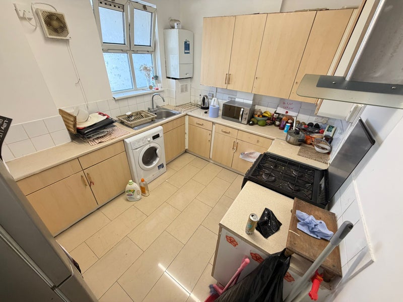5 Bedrooms Available now in a Shared Flat E2