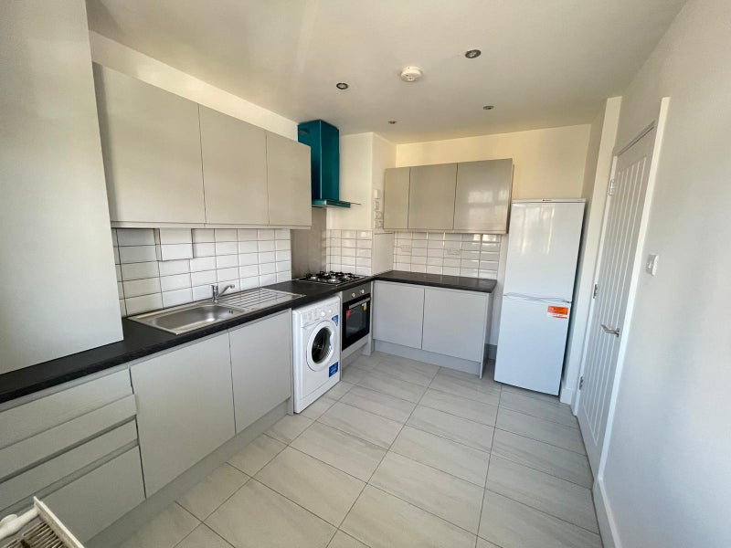*Lovely Spacious Double Room Avail Now- E3 Bow