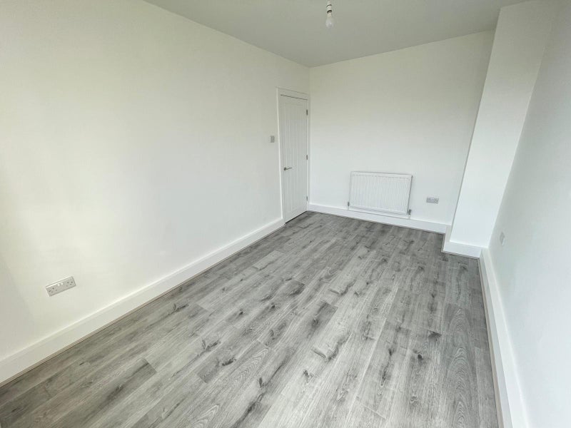 *Lovely Spacious Double Room Avail Now- E3 Bow
