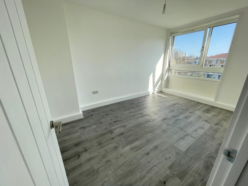*Lovely Spacious Double Room Avail Now- E3 Bow
