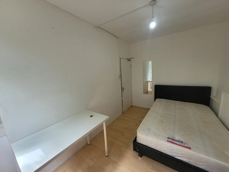 Double Bedroom Located in Mile End E1