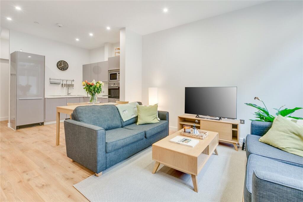 £1.300 all in. Bright single room with desk.