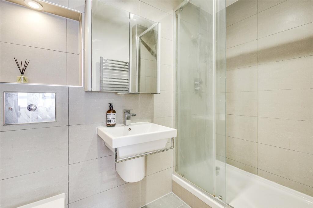 £1.300 all in. Bright single room with desk.